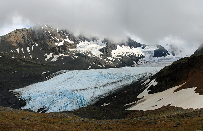 800px-Raven_Glacier_from_Crow_Pass