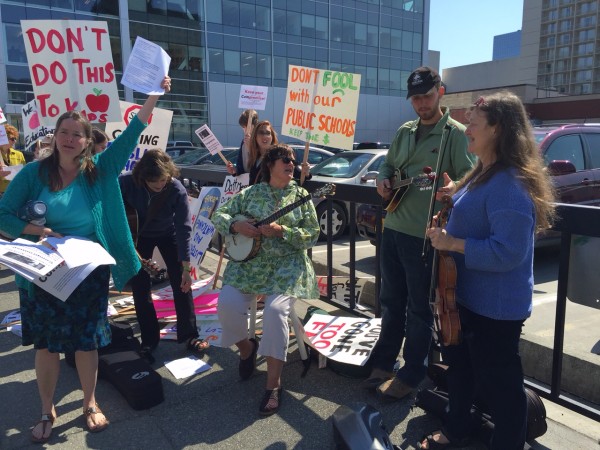 Fiddlers and protesters gather outside the LIO in downtown Anchorage. Hillman/KSKA