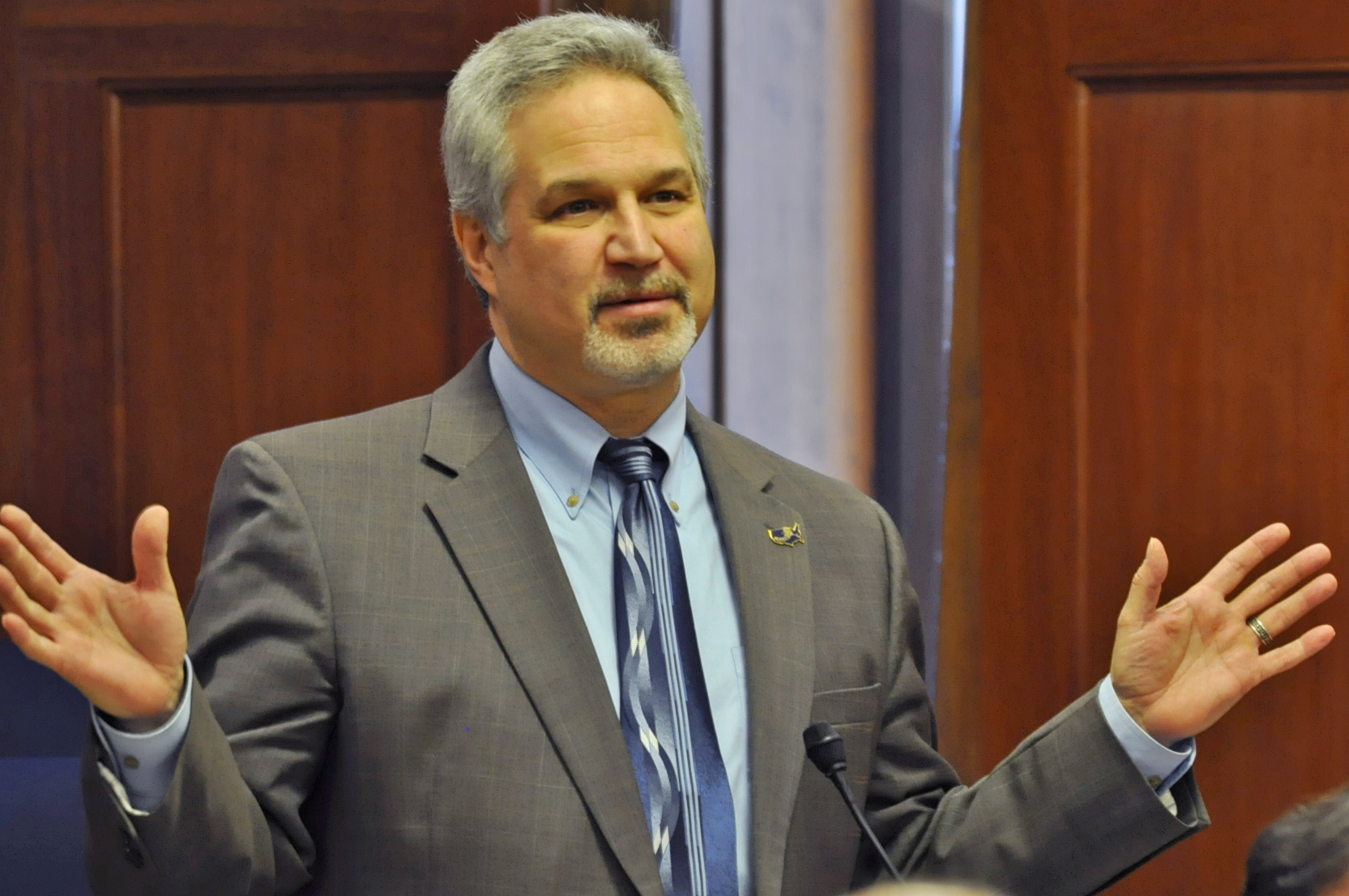 Sen. Pete Kelly speaks on the floor of the Alaska Senate, (Stock photo by Skip Gray/Gavel Alaska)