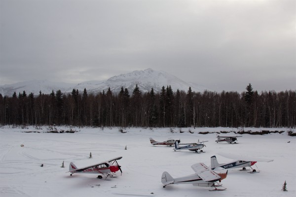 Bush planes parked Wednesday on the river near the Takotna checkpoint. (Photo by Zachariah Hughes, Alaska Public Media)