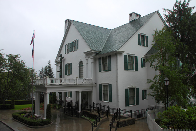 The Alaska Governor’s Mansion, Aug. 16, 2009. (Creative Commons photo by ~dgies)
