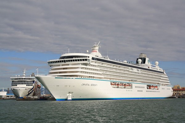The Crystal Serenity berthed in Livorno, Itlay. Photo: Piergiuliano Chesi, Wikimedia Commons