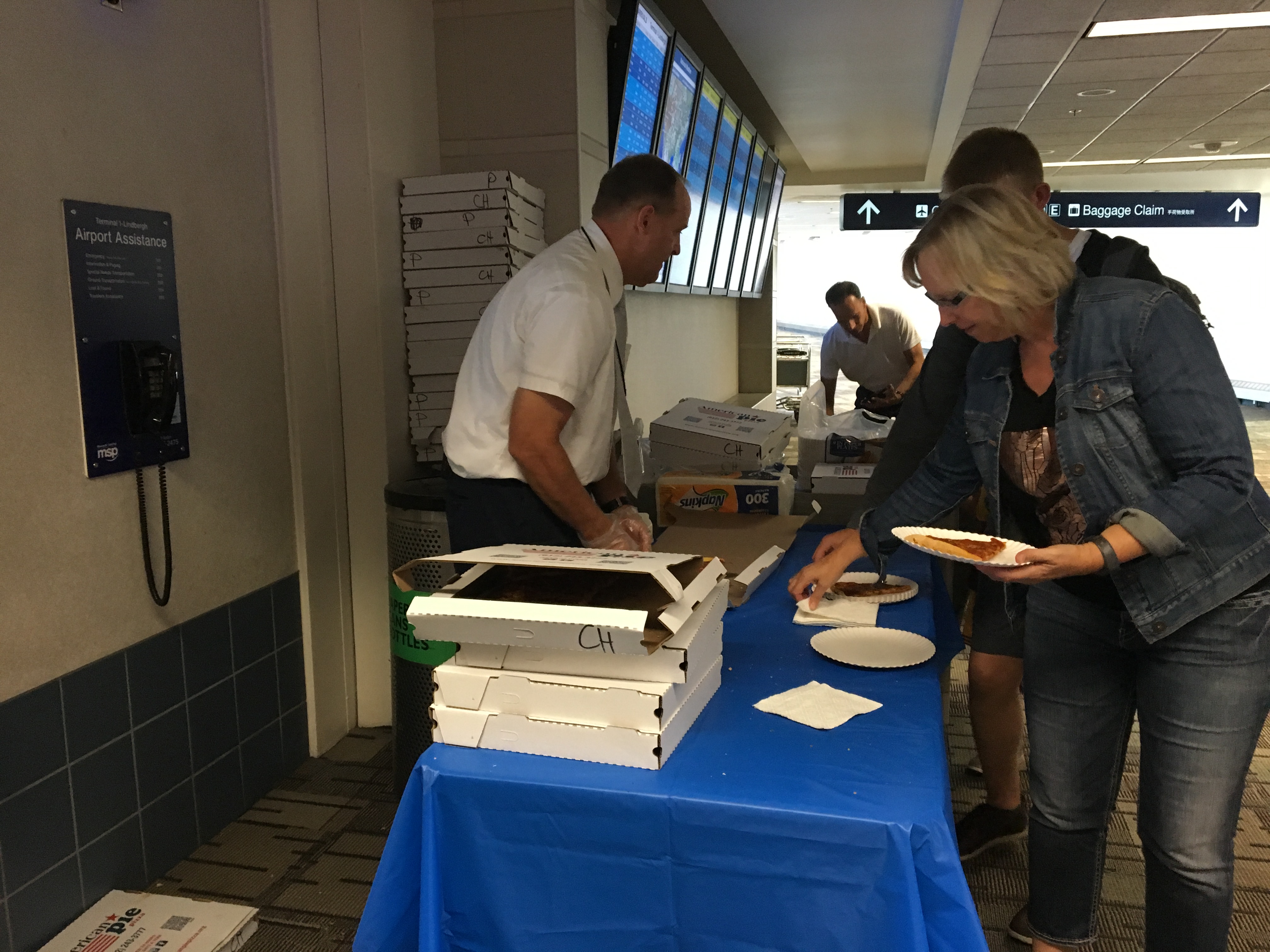 Delta passengers in Minneapolis get free pizza on Monday afternoon. (Photo by Annie Feidt, Alaska's Energy Desk - Anchorage)