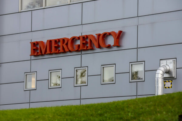 An emergency sign outside a hospital.