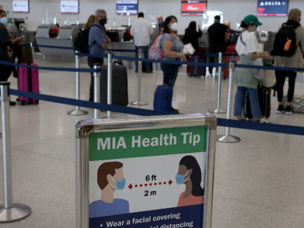 A sign at the airport advises masks