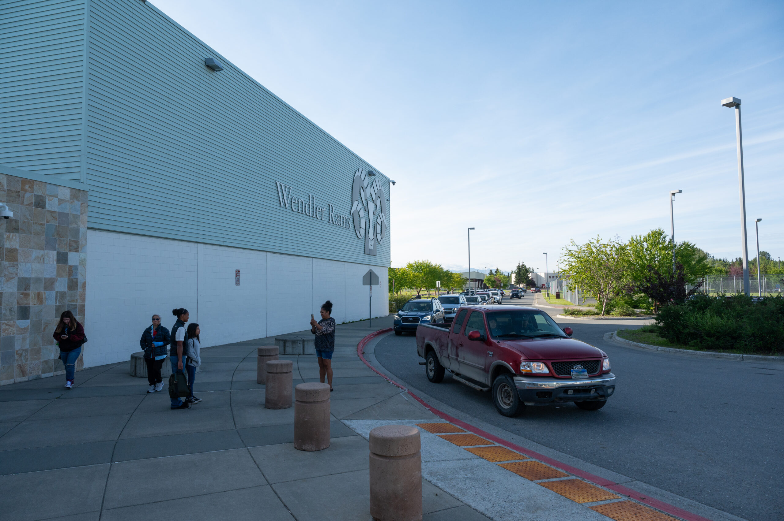 A statement of cars astatine a mediate school.