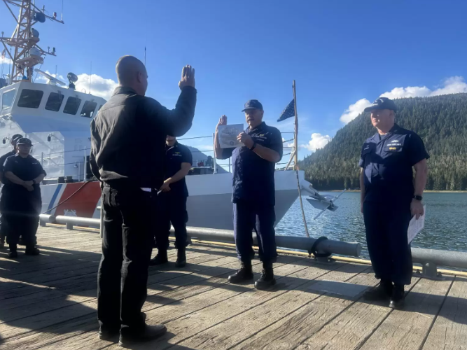 Men take an oath on the docks in Petersburg.