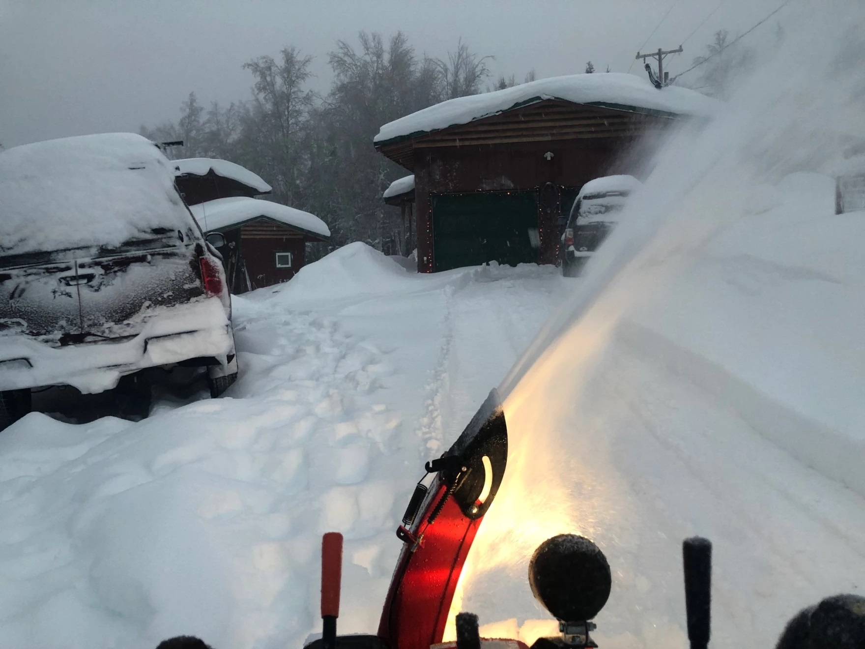 The snowstorm in Fairbanks closes schools and buildings in the district